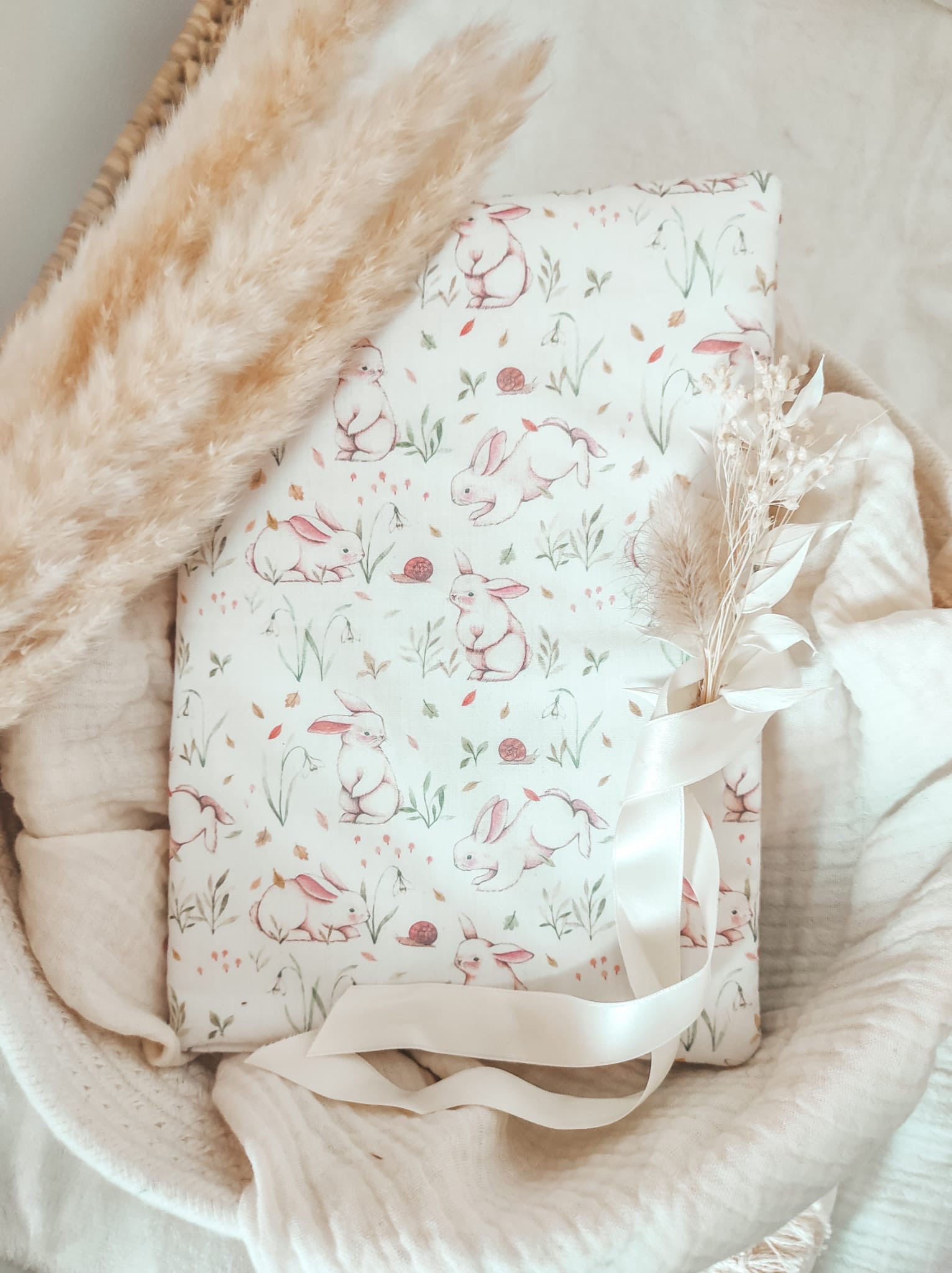 Protège carnet de santé , couverture, petit lapin en simili cuir, bébé fille  coton étoiles, tons gris blanc rose personnalisé prénom -  France
